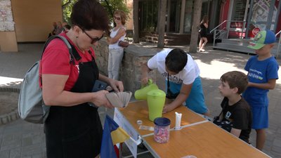 У Луцьку діти продають лимонад, щоб допомогти волонтерам робити сухпайки У Луцьку діти продають лимонад, щоб допомогти волонтерам робити сухпайки