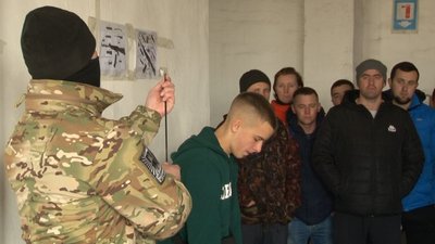 У Черкасах усіх охочих вчать користуватися зброєю У Черкасах усіх охочих вчать користуватися зброєю