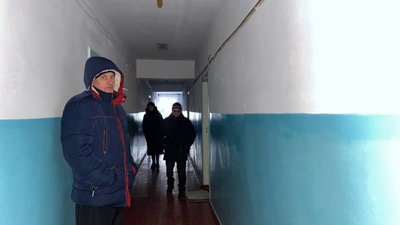 Мешканці гуртожитку на Херсонщині півтора місяця живуть без електрики та опалення Мешканці гуртожитку на Херсонщині півтора місяця живуть без електрики та опалення