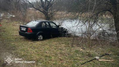 На Чернігівщині рятувальники дістали з води автомобіль за допомогою підводного човна