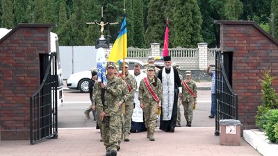 На Смолянському військовому кладовищі Житомира попрощались із загиблим десантником