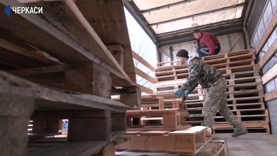 Черкаські волонтери відвезли на Схід дерев'яні піддони Черкаські волонтери відвезли на Схід дерев'яні піддони