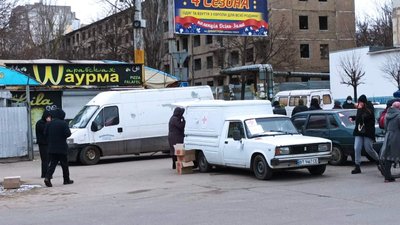 У Херсоні невідомі продавали печиво з машин, використовуючи символіку Червоного Хреста