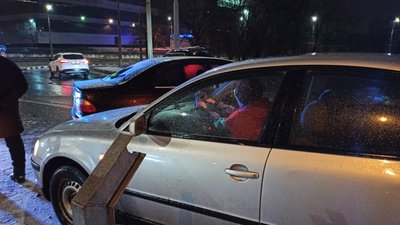 Ожеледиця у Харкові: на одному мосту побилися десять машин Ожеледиця у Харкові: на одному мосту побилися десять машин