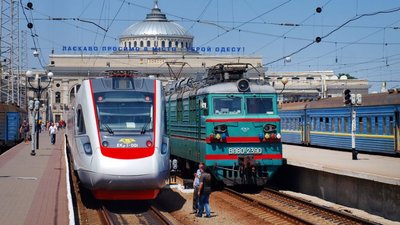 Під Одесою невідомі заблокували колії шинами: машиніст "Інтерсіті" встиг загальмувати