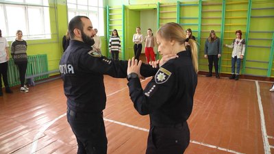 У Хмельницькому поліцейські вчили старшокласниць прийомам самооборони