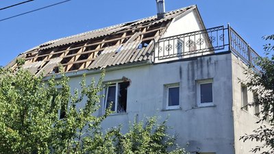 Будинок, пошкоджений унаслідок вибухів на військовому полігоні
