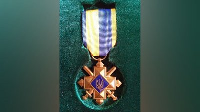 Зеленський нагородив бійців прикарпатської "десятки" Хрестом бойових заслуг Зеленський нагородив бійців прикарпатської "десятки" Хрестом бойових заслуг