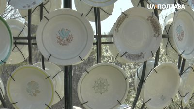 Арт-об`єкт з фаянсовими тарілками минулого сторіччя Арт-об`єкт з фаянсовими тарілками минулого сторіччя