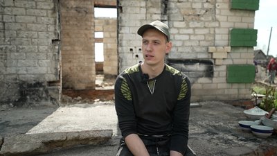 На Чернігівщині волонтери почали будувати будинок хлопчику, який продавав молоко, щоб вилікувати маму На Чернігівщині волонтери почали будувати будинок хлопчику, який продавав молоко, щоб вилікувати маму