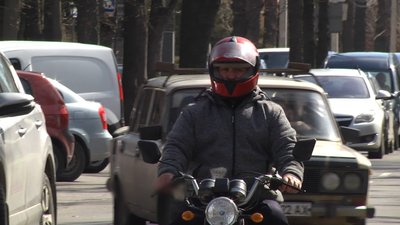 73-річний ветеран спорту Володимир Копичинський до Хмельницького з Макова на мопеді їхав близько 70 кілометрів понад півтори години. Фото: Суспільне Поділля. 73-річний ветеран спорту Володимир Копичинський до Хмельницького з Макова на мопеді їхав близько 70 кілометрів понад півтори години. Фото: Суспільне Поділля.