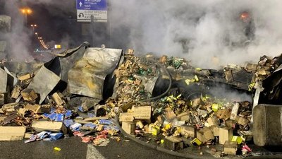 У Києві вантажівка врізалась в легковик та загорілася, троє людей загинули У Києві вантажівка врізалась в легковик та загорілася, троє людей загинули