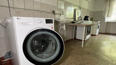 У Херсоні благодійники облаштовують пральні кімнати для людей, які постраждали від підтоплення У Херсоні благодійники облаштовують пральні кімнати для людей, які постраждали від підтоплення