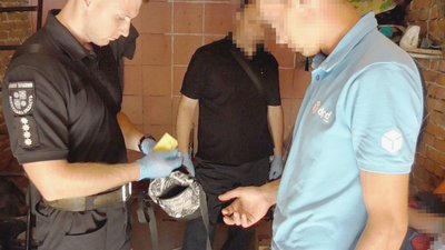 На Вінниччині затримали чоловіка, який облаштував наркопритон у своєму гаражі На Вінниччині затримали чоловіка, який облаштував наркопритон у своєму гаражі