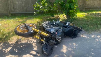 У Хмельницькому поліцейські встановлюють обставини ДТП за участю легковика та мотоцикла