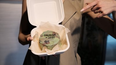 Робить камуфляжні торти. У Чернівцях кондитерка збирає гроші на дрон для брата