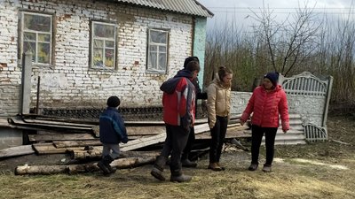 Бачили, як розвертали "Гради". Мешканці села на Сумщині розказали, як по них стріляли росіяни Бачили, як розвертали "Гради". Мешканці села на Сумщині розказали, як по них стріляли росіяни