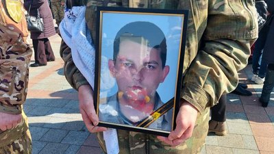 "Поводилися як справжні герої". У Конотопі на Сумщині поховали шістьох бійців територіальної оборони "Поводилися як справжні герої". У Конотопі на Сумщині поховали шістьох бійців територіальної оборони
