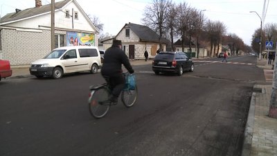 Новий асфальт дав тріщину – на Житомирщині підрядник перероблює щойно відремонтовану дорогу Новий асфальт дав тріщину – на Житомирщині підрядник перероблює щойно відремонтовану дорогу