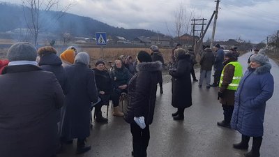 На Прикарпатті жителі Стриганців тиждень блокують дорогу. Влада не реагує