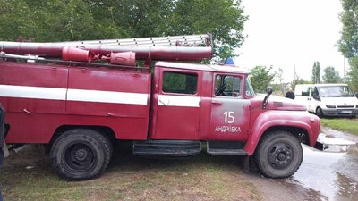 Пожежники-добровольці разом з ДСНС загасили пожежу на Ізюмщині, що сталася після обстрілу