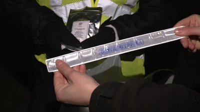 "Світло переможе темряву": у Сумах пішоходам пояснювали правила руху в темний час доби "Світло переможе темряву": у Сумах пішоходам пояснювали правила руху в темний час доби