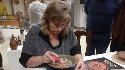 Вінницькі гончарі навчили тернополян розписувати тарілки