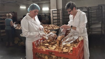 На кропивницькому хлібзаводі готують сухарі для гуманітарної допомоги. Містяни допомагають