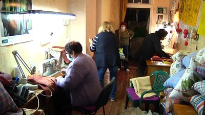 Житомирські волонтерки власноруч пошили для українських військових 80 пар спецовочних рукавиць Житомирські волонтерки власноруч пошили для українських військових 80 пар спецовочних рукавиць
