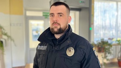 Cтаршокласників та відвідувачів шкіл у Луцьку перевіряють металодетекторами Cтаршокласників та відвідувачів шкіл у Луцьку перевіряють металодетекторами