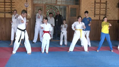 "Через рух виганяємо страх". У Сумах почали тренування діти-каратисти "Через рух виганяємо страх". У Сумах почали тренування діти-каратисти