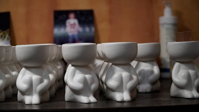 У Чернігові дружина загиблого "Біцухи" виготовляє свічки в пам'ять про чоловіка У Чернігові дружина загиблого "Біцухи" виготовляє свічки в пам'ять про чоловіка