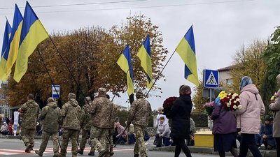 Воїна Павла Рибачка в останню дорогу містяни проводжали навколішках, 26 жовтня 2023, Полонська громада Воїна Павла Рибачка в останню дорогу містяни проводжали навколішках, 26 жовтня 2023, Полонська громада