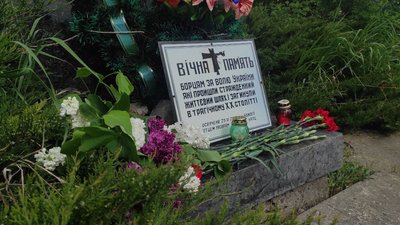 Поклали квіти та молилися: у Черкасах вшанували пам'ять жертв політичних репресій