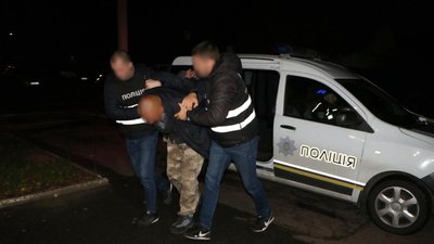 Змінив зовнішність, хотів виїхати за кордон: у Чернігові затримали підозрюваного у вбивстві матері