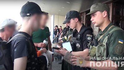 Прикріпив бойову гранату до тіла: на залвокзалі столиці затримали вінничанина