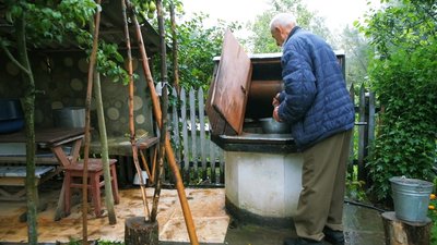 Громада на Вінниччині допомогла провести воду в будинок дітей-переселенців