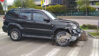 У Житомирі позашляховик "Toyota Prado" зніс сітілайт і врізався у парапет торговельного центру