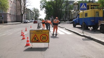 У Житомирі розмітку на пішохідному переході прикрасили орнаментом з вишивкою У Житомирі розмітку на пішохідному переході прикрасили орнаментом з вишивкою