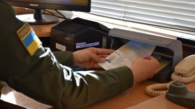 Двох іноземців з підробленими паспортами затримали на кордоні зі Словаччиною