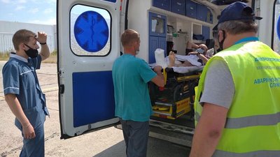 Снайперські кулі та осколкові поранення: до Одеси прибув борт із пораненими військовими Снайперські кулі та осколкові поранення: до Одеси прибув борт із пораненими військовими