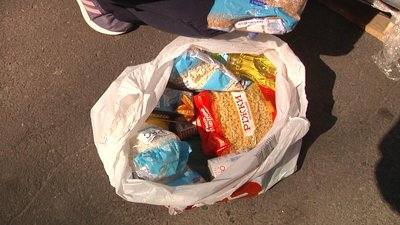 Сіль, крупи та олія: одеським пенсіонерам та людям з інвалідністю розвозять продуктові набори Сіль, крупи та олія: одеським пенсіонерам та людям з інвалідністю розвозять продуктові набори