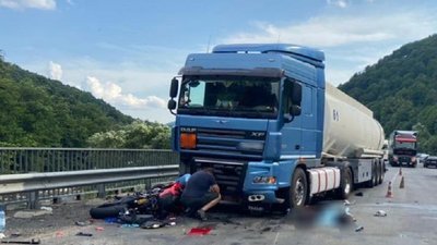 Смертельна ДТП на Закарпатті: мотоцикл зіткнувся з вантажівкою