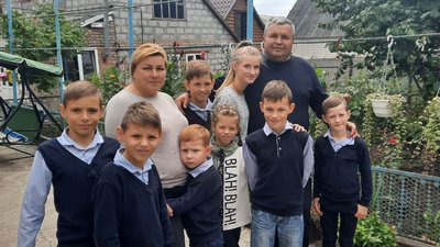 Родина з Кіровоградщини виховує вісьмох прийомних дітей