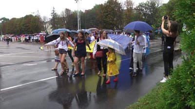600 хмельничан несли стометровий прапор під час параду вишиванок.
