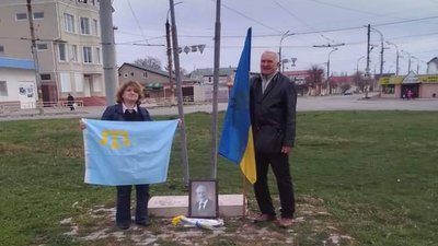 У Херсоні на місці зруйнованої військами РФ меморіальної стели вшанували пам'ять В‘ячеслава Чорновола