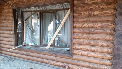 У Запоріжжі від уламків російської ракети постраждала жінка У Запоріжжі від уламків російської ракети постраждала жінка