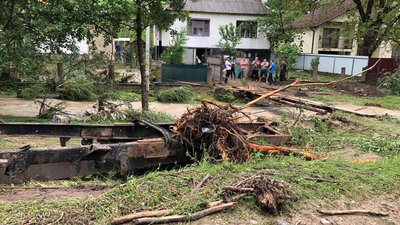 Жителі Приборжавсього на Іршавщині прибирають свої двори після підтоплень