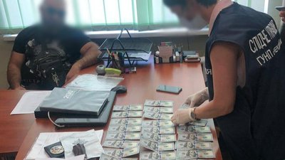У Черкасах чоловік намагався дати хабаря поліцейському. Його затримали