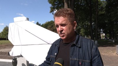 Селищний голова Анатолій Оцалюк розповідає про ідею встановлення пам'ятника, 12 вересня 2023. Фото: Суспільне Хмельницький Селищний голова Анатолій Оцалюк розповідає про ідею встановлення пам'ятника, 12 вересня 2023. Фото: Суспільне Хмельницький